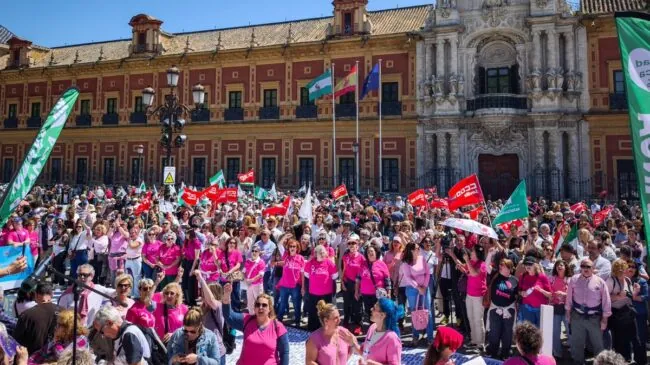 Miles de personas se manifiestan para frenar el «negocio de la sanidad» en Andalucía