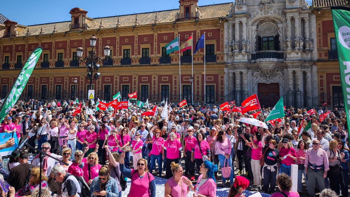 Miles de personas se manifiestan para frenar el «negocio de la sanidad» en Andalucía
