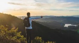 Spinoza, filósofo, ya lo adelantó en 1677: «La felicidad no se debe confundir con la alegría»