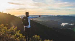 Spinoza, filósofo, ya lo adelantó en 1677: «La felicidad no se debe confundir con la alegría»