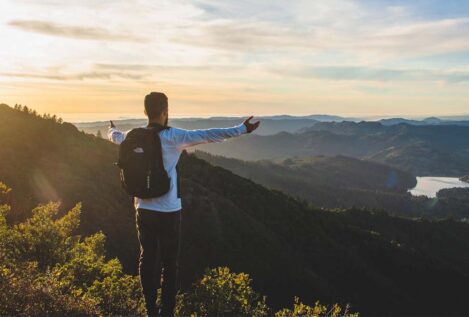 Spinoza, filósofo, ya lo adelantó en 1677: «La felicidad no se debe confundir con la alegría»