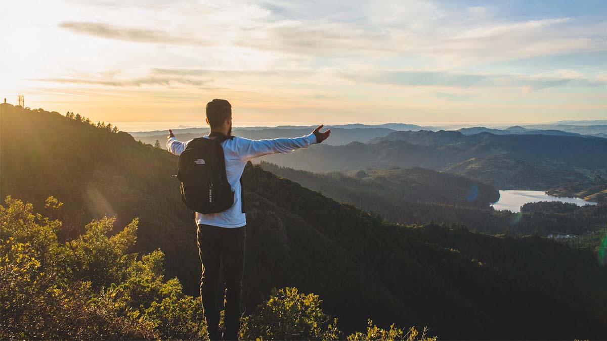 Spinoza, filósofo, ya lo adelantó en 1677: «La felicidad no se debe confundir con la alegría»