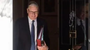 Starmer no dimitirá por el escándalo Mandelson y se presentará a las próximas generales