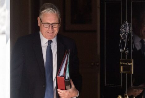Starmer no dimitirá por el escándalo Mandelson y se presentará a las próximas generales