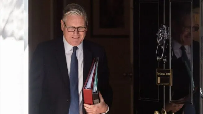 Starmer no dimitirá por el escándalo Mandelson y se presentará a las próximas generales