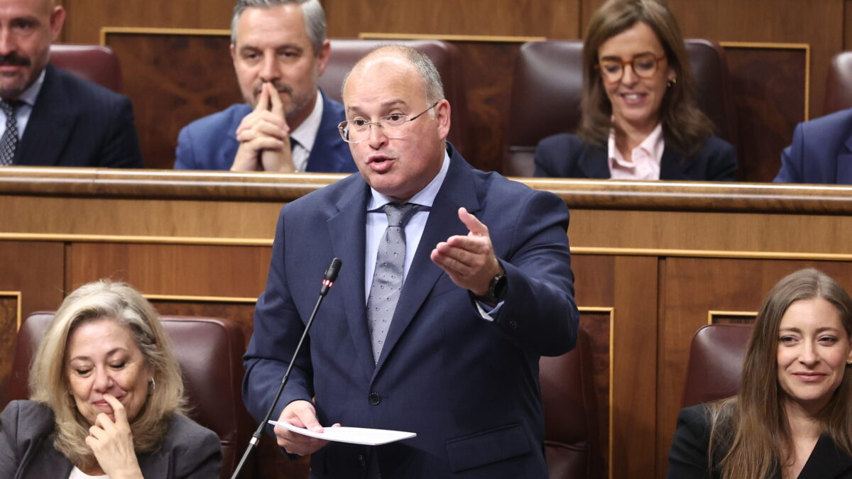 Tellado silencia a Díaz y la deja sin tiempo para replicarle: «Ver, oír y callar, su epitafio político»