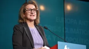 Bruselas lleva cinco meses sin aclarar si Teresa Ribera ocupa dos puestos incompatibles