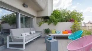 Adiós a un tradicional elemento decorativo de las terrazas: tu comunidad de vecinos te podría obligar a quitarlo acogiéndose al artículo 7.2 de la LPH