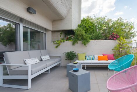 Adiós a un tradicional elemento decorativo de las terrazas: tu comunidad de vecinos te podría obligar a quitarlo acogiéndose al artículo 7.2 de la LPH