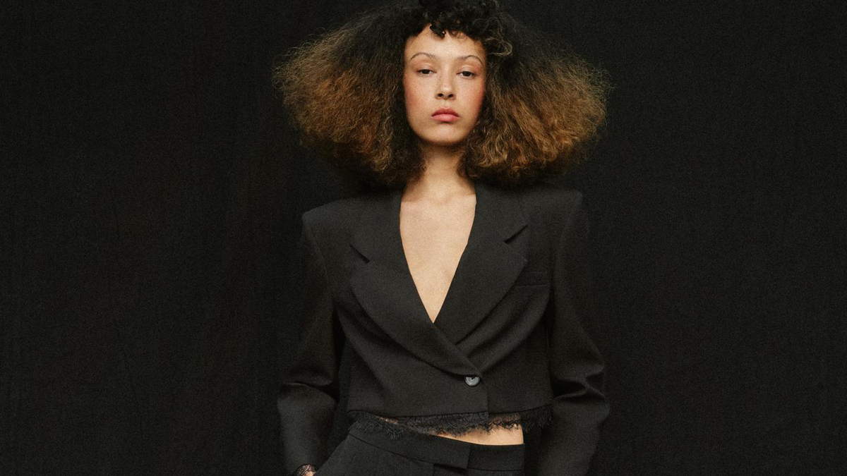 Giro de 180 grados: Zara propone ‘total looks’ con prendas de color negro para darle la bienvenida al buen tiempo