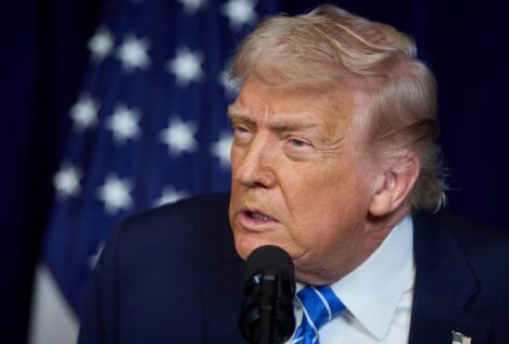 Trump ataca a comentaristas de derechas de Estados Unidos y defiende a Brigitte Macron