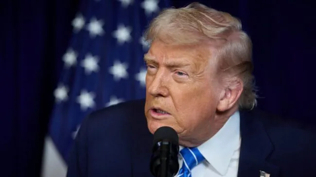 Trump ataca a comentaristas de derechas de Estados Unidos y defiende a Brigitte Macron