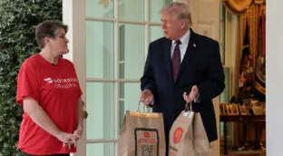 Trump pide un McDonald's a la Casa Blanca y le da 100 dólares de propina a la repartidora