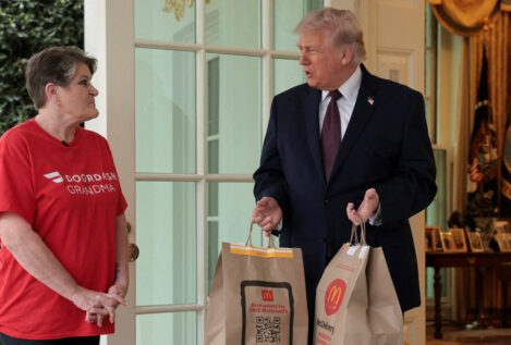 Trump pide un McDonald's a la Casa Blanca y le da 100 dólares de propina a la repartidora