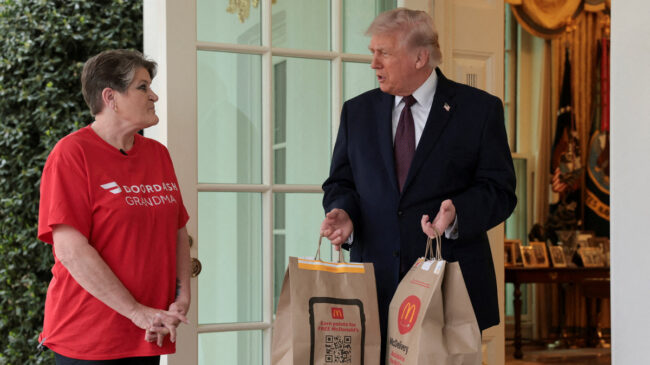 Trump pide un McDonald's a la Casa Blanca y le da 100 dólares de propina a la repartidora