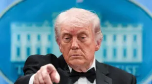 Trump afirma que Irán le ha pedido reabrir Ormuz: «Están en un estado de colapso»