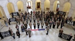 La Policía de EEUU detiene a veteranos del Ejército en una protesta contra la guerra de Irán