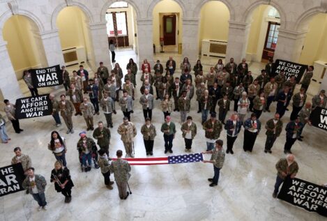La Policía de EEUU detiene a veteranos del Ejército en una protesta contra la guerra de Irán