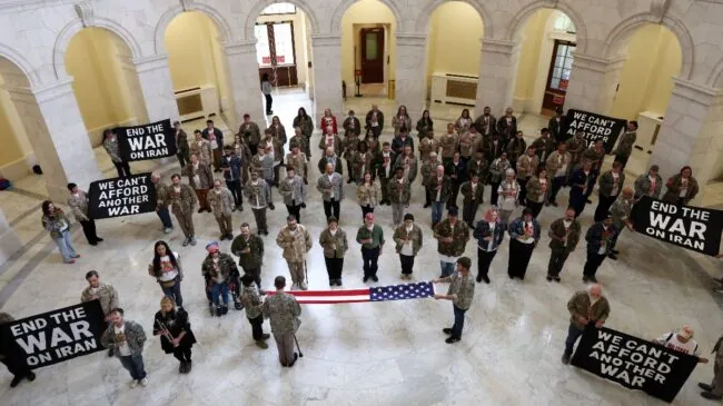 La Policía de EEUU detiene a veteranos del Ejército en una protesta contra la guerra de Irán