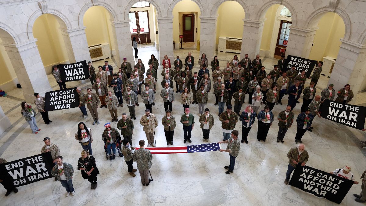 La Policía de EEUU detiene a veteranos del Ejército en una protesta contra la guerra de Irán