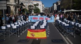 Las víctimas de Adamuz se concentran frente al Congreso con gritos contra Puente y 47 sillas