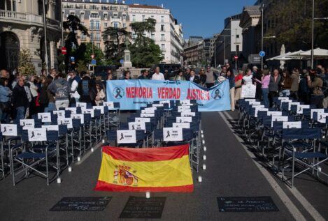 Las víctimas de Adamuz se concentran frente al Congreso con gritos contra Puente y 47 sillas