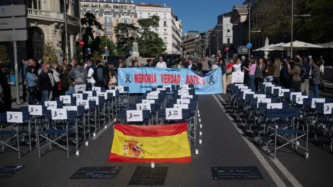 Las víctimas de Adamuz se concentran frente al Congreso con gritos contra Puente y 47 sillas