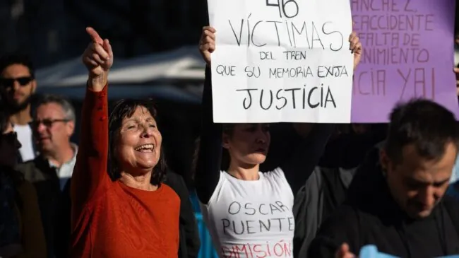 Las víctimas de Adamuz se concentran frente al Congreso con gritos contra Puente y 47 sillas