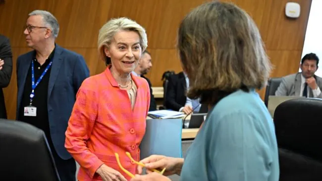 Von der Leyen admite que Ribera mantiene dos cargos en contra de la normativa europea