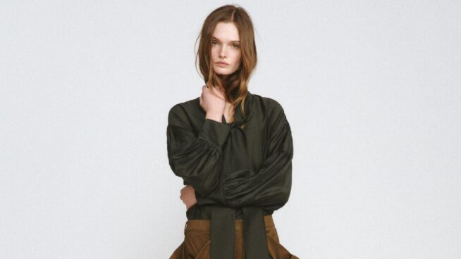 Zara y Mango tienen las blusas y faldas claves para un look de invitada de boda tendencia en primavera 2026