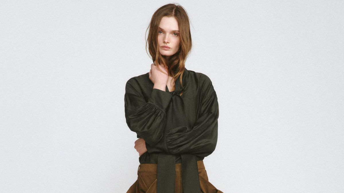 Zara y Mango tienen las blusas y faldas claves para un look de invitada de boda tendencia en primavera 2026