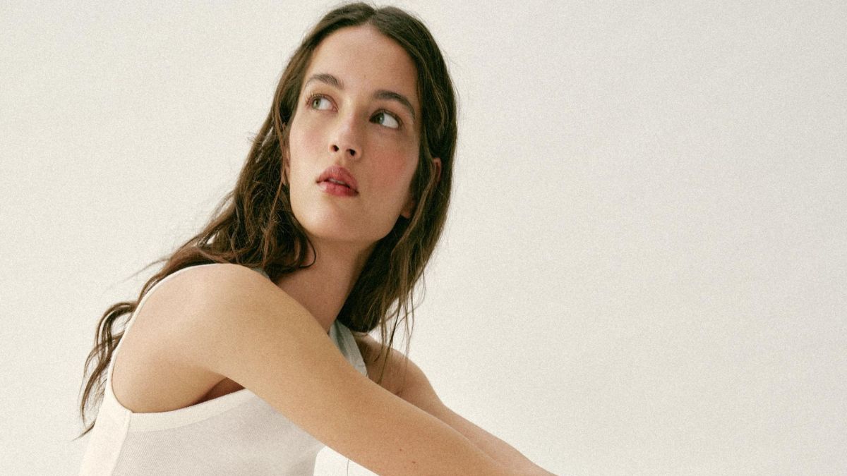 Zara y Mango coinciden: este es el complemento perfecta para looks de invitada de boda y que reutilizarás para ir la oficina