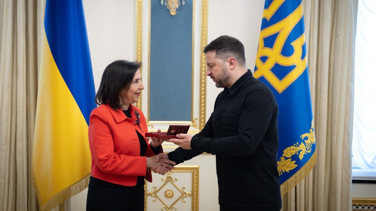 Robles promete a Zelenski más suministro de material militar durante su visita a Ucrania