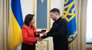 Robles promete a Zelenski más suministro de material militar durante su visita a Ucrania