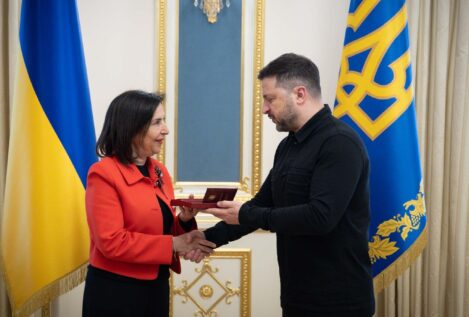 Robles promete a Zelenski más suministro de material militar durante su visita a Ucrania