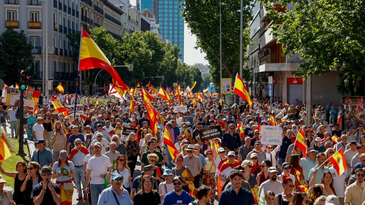 Decenas de miles de personas marchan en Madrid para exigir la dimisión de Pedro Sánchez
