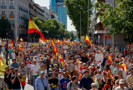 Decenas de miles de personas marchan en Madrid para exigir la dimisión de Pedro Sánchez