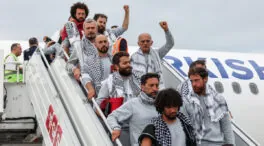 Llegan a Estambul los 44 activistas españoles de la flotilla que fueron detenidos por Israel