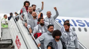 Llegan a Estambul los 44 activistas españoles de la flotilla que fueron detenidos por Israel