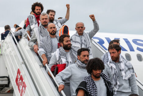 Llegan a Estambul los 44 activistas españoles de la flotilla que fueron detenidos por Israel