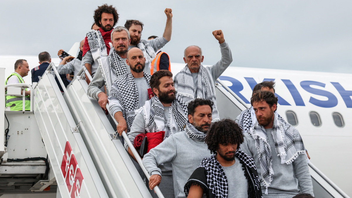 Llegan a Estambul los 44 activistas españoles de la flotilla que fueron detenidos por Israel