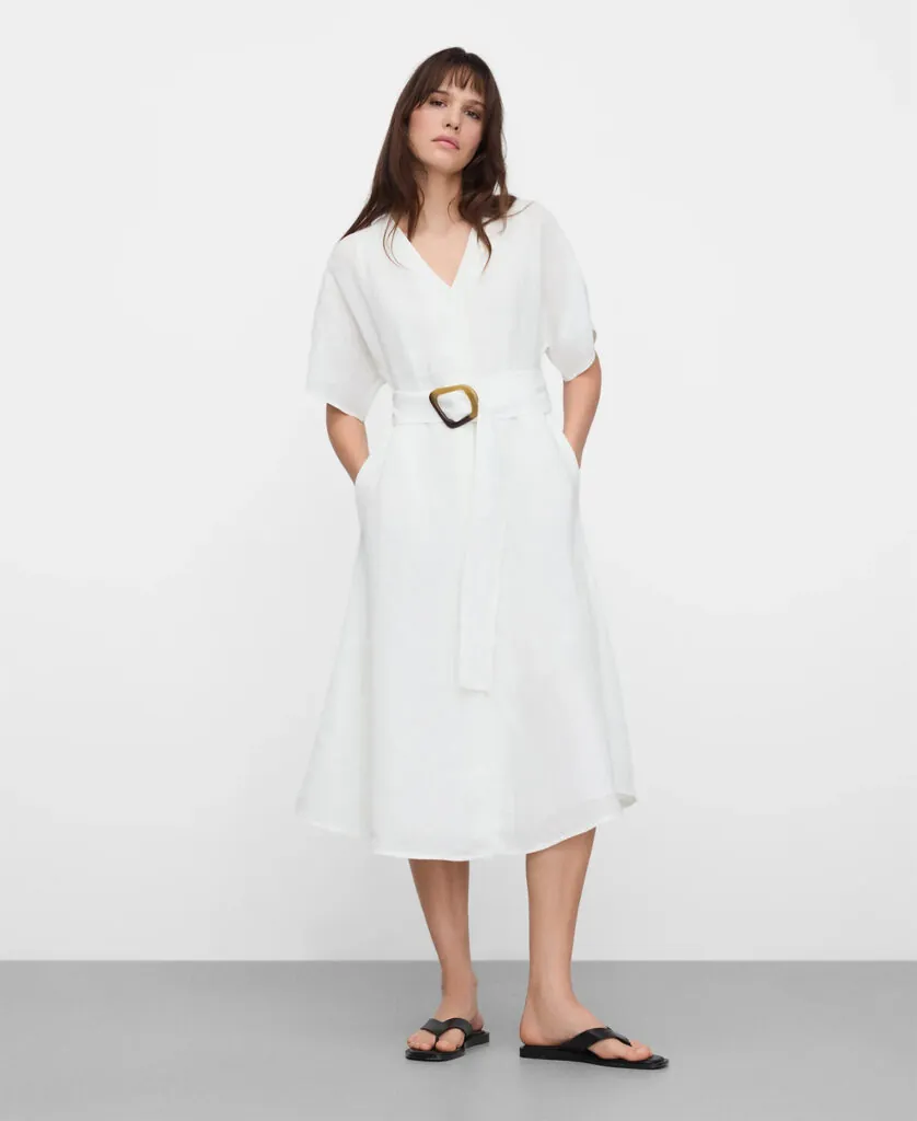 Vestido camisero blanco de Adolfo Domínguez. (PVP: 199€)