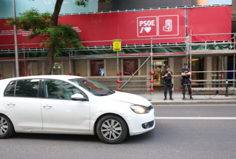 Agentes de la UCO salen de la sede del PSOE tras 12 horas de registro por el 'caso Leire Díez'