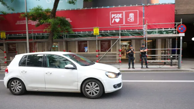 Agentes de la UCO salen de la sede del PSOE tras 12 horas de registro por el 'caso Leire Díez'