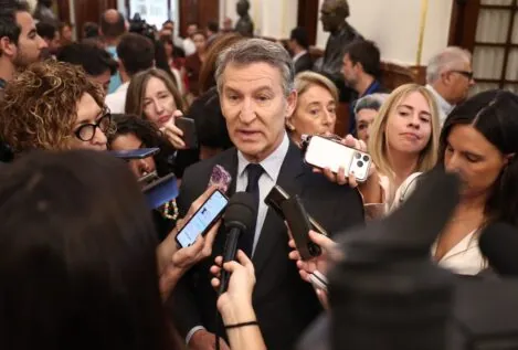 Feijóo estalla y asegura que el Gobierno «apesta» y está en una «situación agónica»