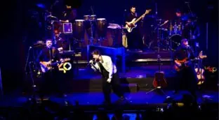 La voz de Pablo Alborán hipnotiza en el Teatro Eslava al ritmo de su ‘Km0’ y sus clásicos