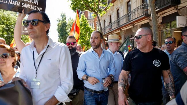 Cientos de personas se reúnen en Madrid para pedir la dimisión de Pedro Sánchez