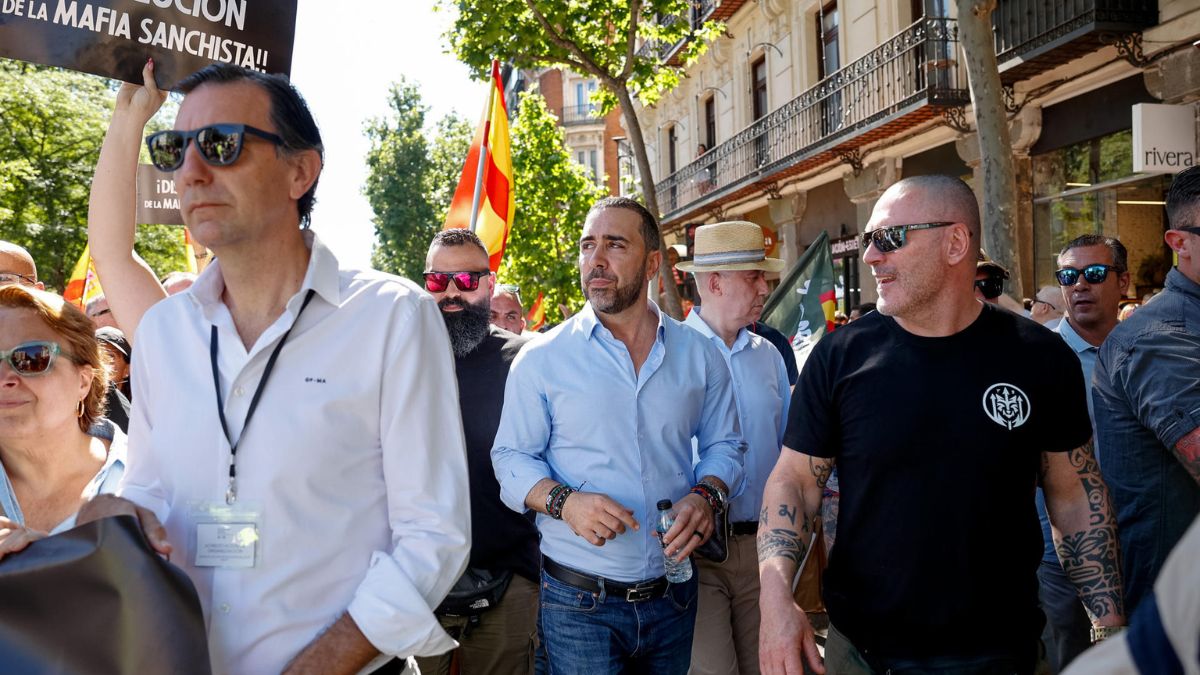 Cientos de personas se reúnen en Madrid para pedir la dimisión de Pedro Sánchez