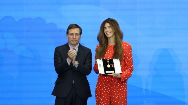 Almeida reivindica el periodismo «libre y sin tutelas» de Paula Quinteros