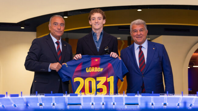 El Barça anuncia al inglés Anthony Gordon como primer fichaje de la próxima temporada
